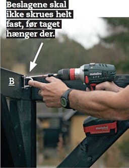 Sejldug: Monter tre bøjlebeslag på overliggeren (B), 3 i hver sektion. Sejldug: Monter tre bøjlebeslag på overliggeren (B), 3 i hver sektion.